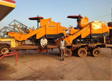 Agricultural machinery carried on a transport trailer